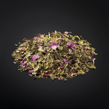 Green tea with rose and saffron