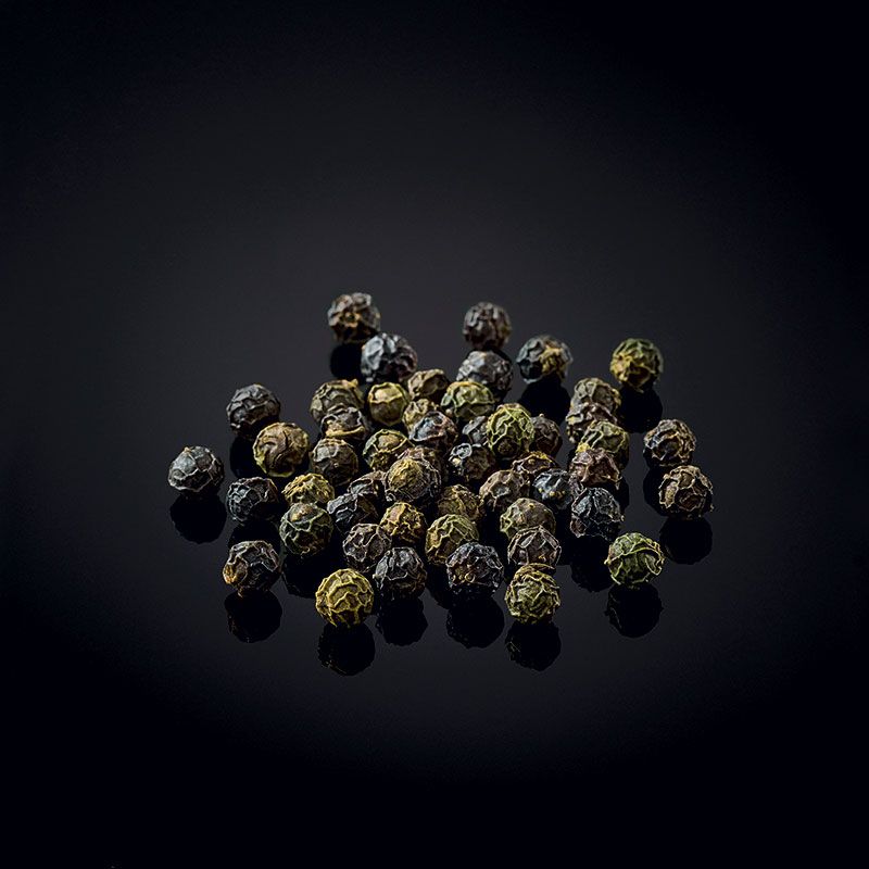 Organic whole green pepper from the Bolaven Plateau