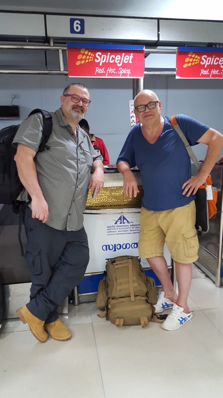 Olivier Derenne et Gérard Vives à l'aéroport de Kozhikode en Inde