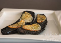 Chèvre chaud sur canapé d'aubergine