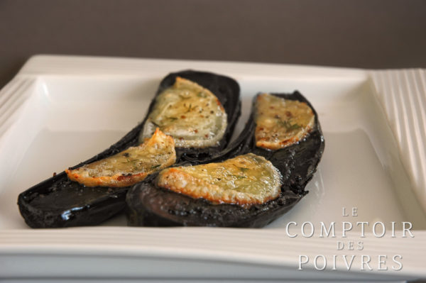 Chèvre chaud sur canapé d'aubergine