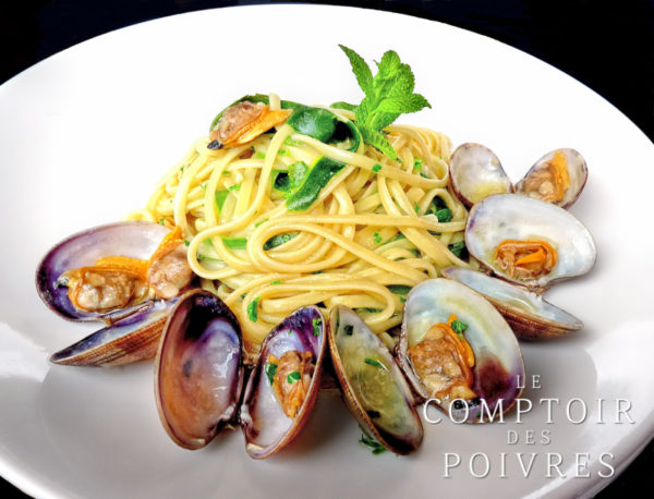 Pâtes aux clovisses, courgette, menthe et poivre des oiseaux