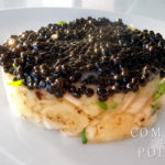 Gâteau de pommes de terre, oignon, ciboulette et caviar de hareng