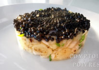 Gâteau de pommes de terre, oignon, ciboulette et caviar de hareng