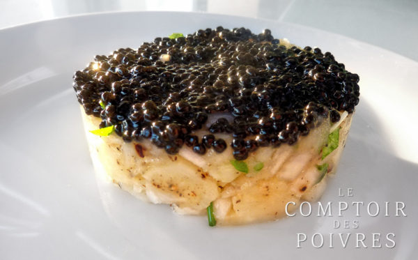 Gâteau de pommes de terre, oignon, ciboulette et caviar de hareng