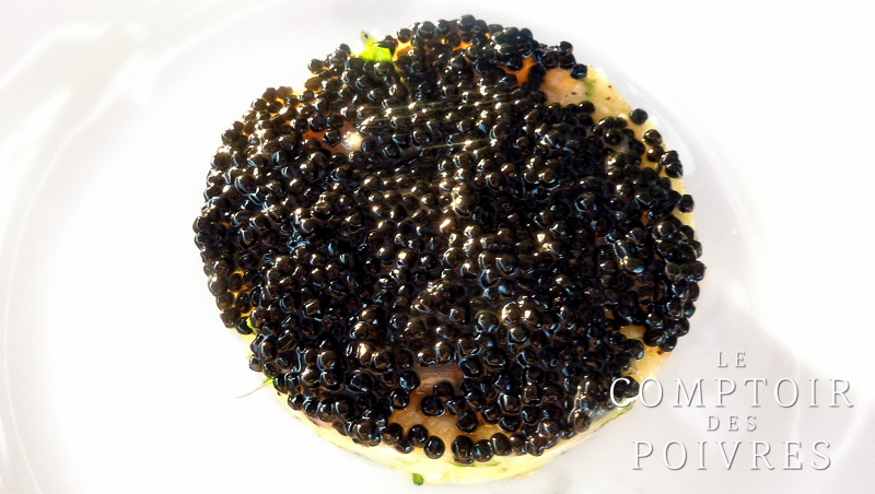 Gâteau de pommes de terre, oignon, ciboulette et caviar de hareng