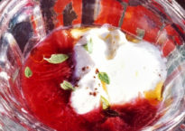 Compote de rhubarbe, yaourt et poivre long