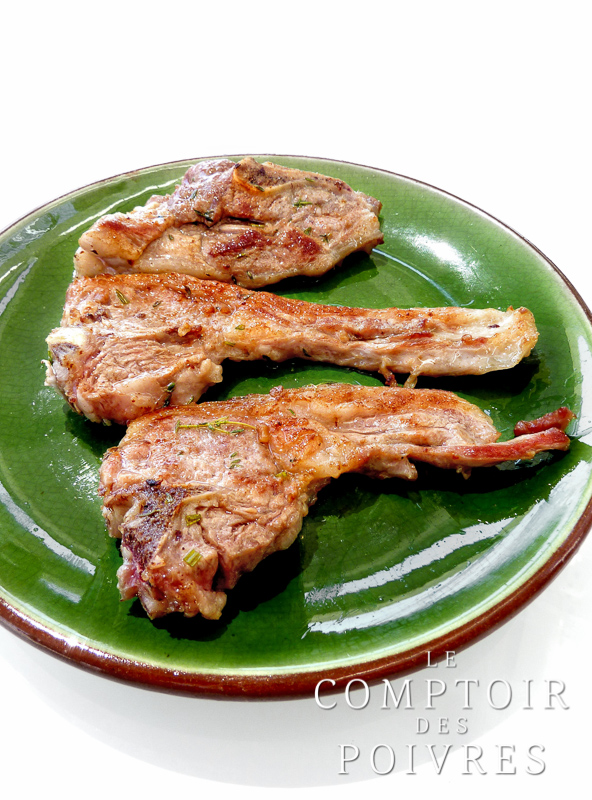 Côtes d'agneau aux herbes et poivre des oiseaux