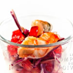 Salade de chou rouge, grenade et gambas