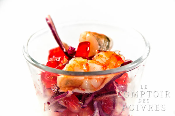 Salade de chou rouge, grenade et gambas