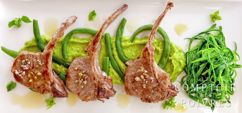 Côtelettes d'agneau houmos de petits pois spaghettis de courgettes au pesto