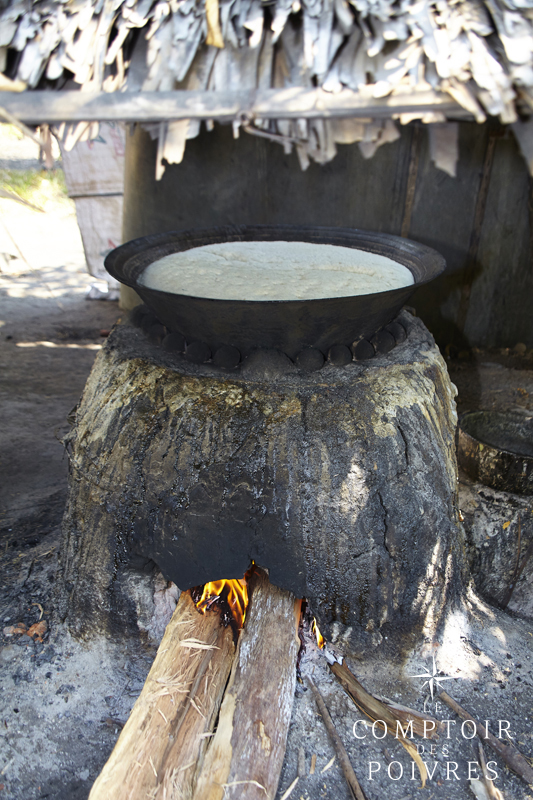 Cuisson de la sève de fleur de palmier