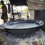 Cuisson de la sève de fleur de palmier